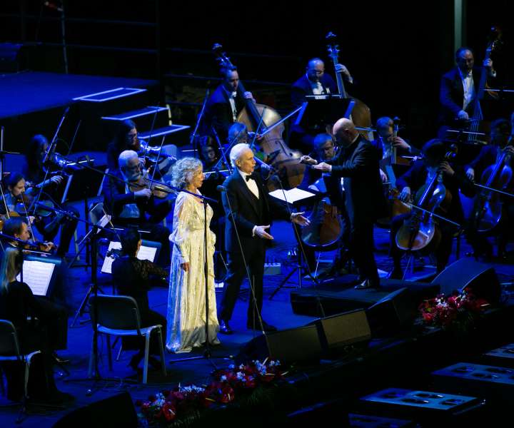 Sopranistka Martina Zadro, tenorist José Carreras in dirigent Miguel Ortega na odru Stožic.