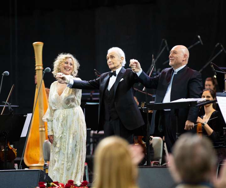 Še zadnji priklon pred Slovenci – sopranistka Martina Zadro, tenorist José Carreras in dirigent Miguel Ortega.