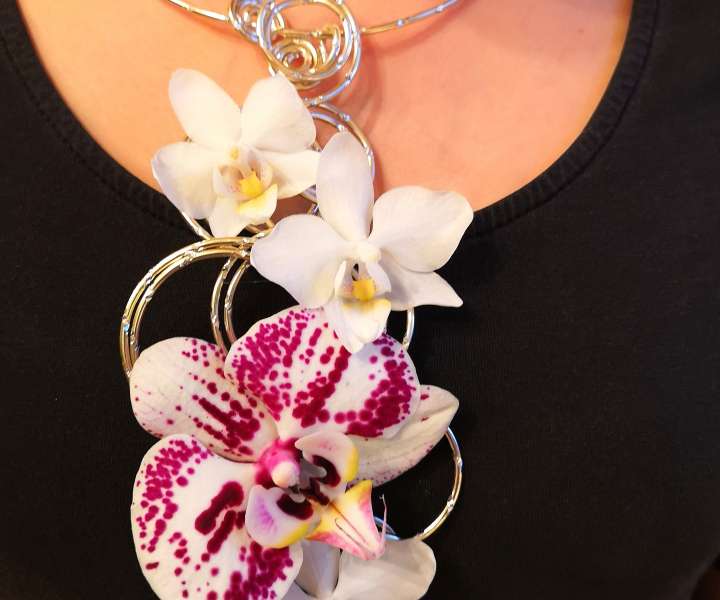 Prav poseben prestiž nam nudijo cvetovi orhidej. Najlepše je, da so zelo pogoste in Phalaenopsisi so tudi obstojni. Malo okrasne aluminijaste žice, ustrezne klešče, lepilo za sveže cvetje in nekaj pro
