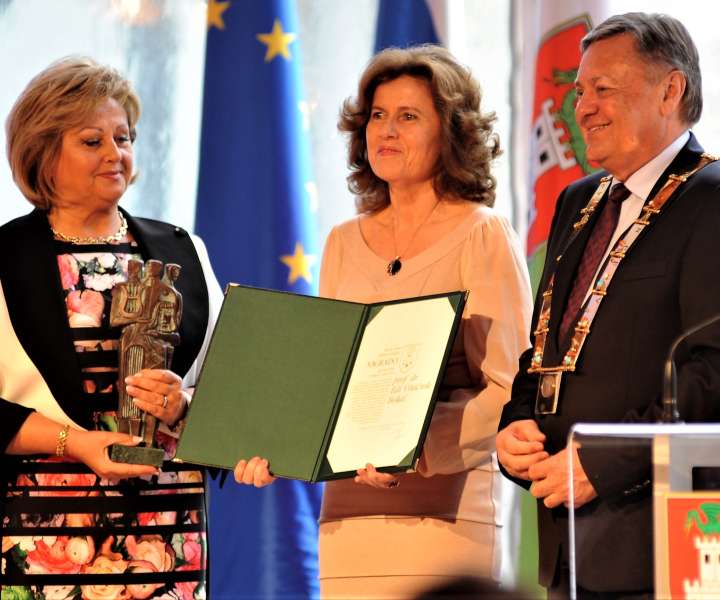 Nagrade sta podeljevala predsednica Komisije za priznanja Nada Verbič in župan Zoran Janković. Izročila sta jo tudi srčni zdravnici, profesorici doktorici specialistki ginekologije Edi Vrtačnik Bokal.