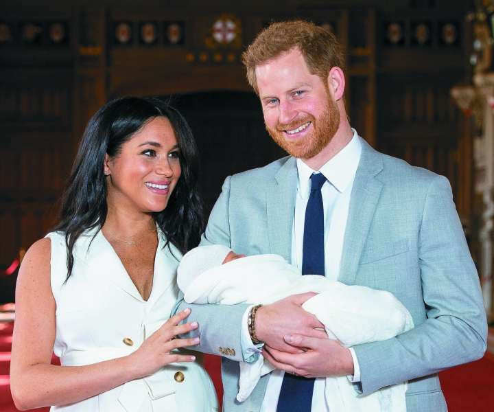 Prej, kot je javnost pričakovala, sta princ Harry in vojvodinja Meghan pokazala svetu svojega novorojenega sina.