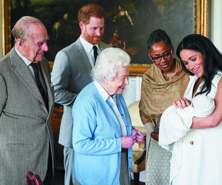 Kraljica Elizabeta in princ Philip sta komaj čakala, da spoznata svojega osmega pravnuka, malega Archieja. Na sprejemu je bila tudi Meghanina mama Doria Ragland.