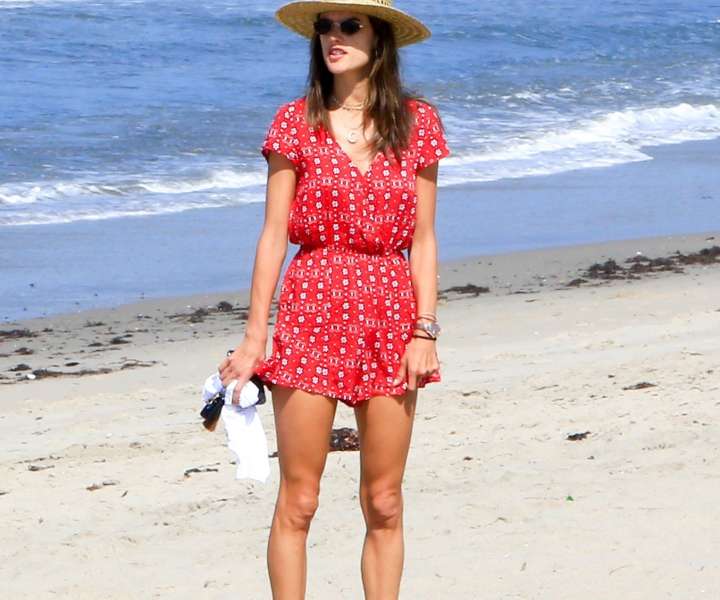 Manekenka Alessandra Ambrosio je za sprehod po plaži izbrala panamski klobuk.