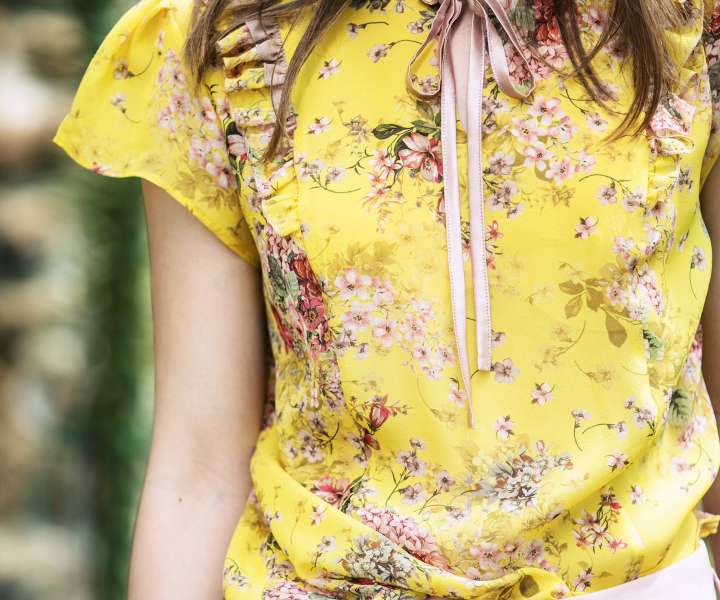 Živo rumena bluza z mini rožicami, ki popestri vsako stilsko podobo.