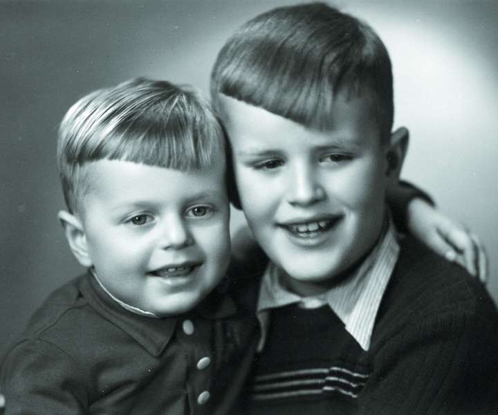 Na sliki je skupaj s svojim šest let mlajšim bratom Petrom, arhitektom. Leta 1947, ko je bila vojna končana, ju je slikal tedaj znani fotograf Holynski.