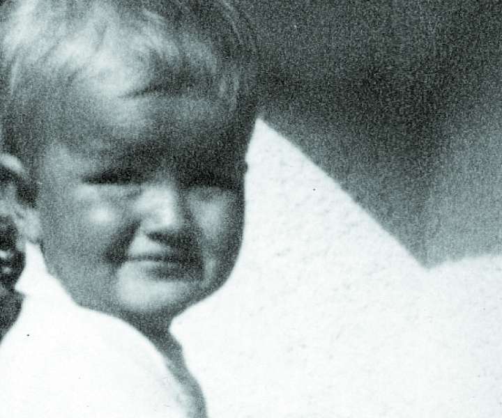 Prva fotografija Aleksandra Bassina, posneta leta 1939, ko je imel eno leto.