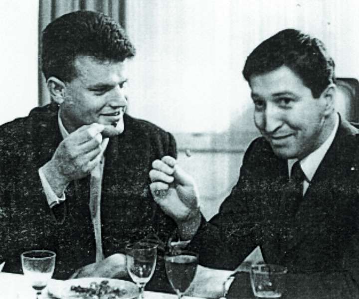 Na tejle fotografiji pa je njegova zadnja večerja v PEN klubu pred odhodom v mornarico leta 1964. Na sliki je skupaj s prijateljem Krešimirjem Puharičem.