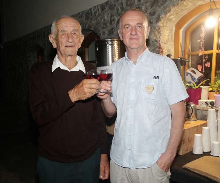 Jože Bregar z očetom, 95-letnim Francem Bregarjem. Jože nam je povedal, da snemanje za njihovo domačijo ni bilo moteče, najbolj pa si ga bo zapomnil po prijetnih srečanjih s celotno ekipo.