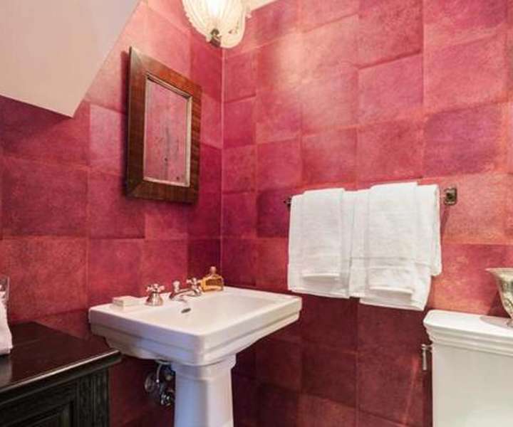 Ploščice v kopalnici so milo rečeno neobičajne barve, ki verjetno navdušuje več žensk kot moških.