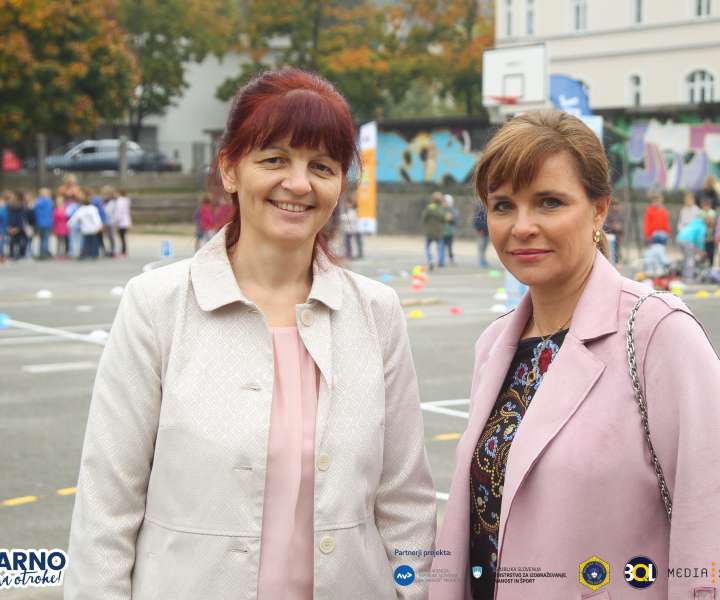 Maja Mehle, ravnateljica OŠ Prule in Petra Sedej, marketing Javne agencije Republike Slovenije za varnost prometa