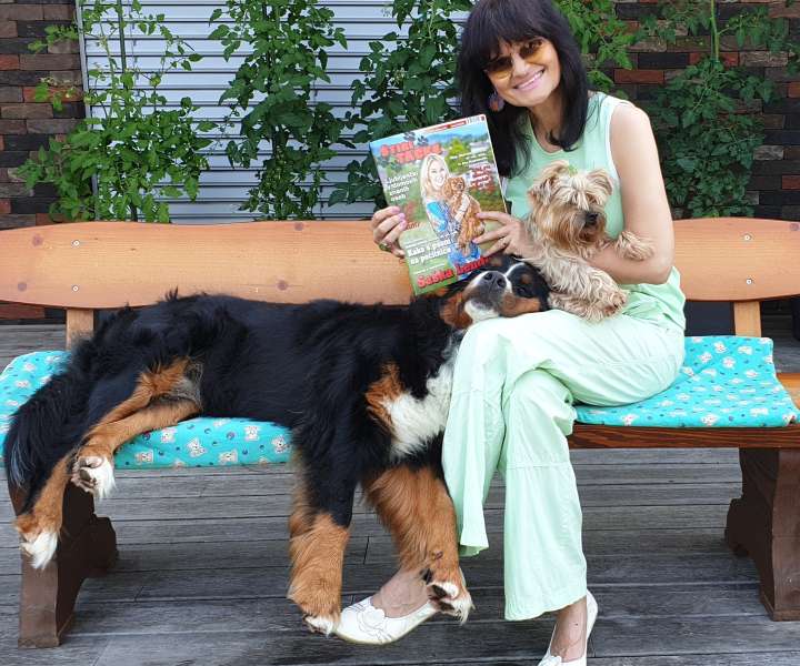 Nataša s svojo revijo in pasjima ljubljenkama