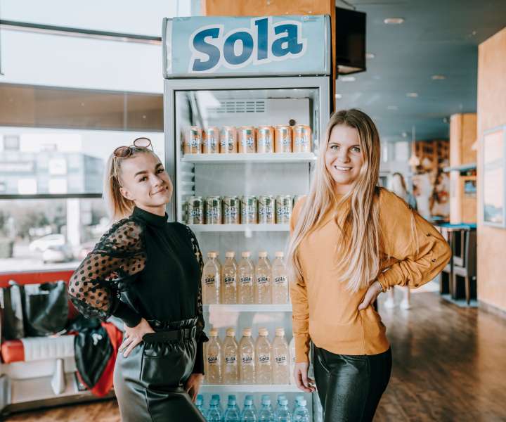 Lanskoletna zmagovalka v kategoriji blagovne znamke Sola 'Zasoliraj' Iza Gerdina in Top Smrklja 2019 Hana Oblak sta dekletom pomagali s svojimi izkušnjami in nasveti.