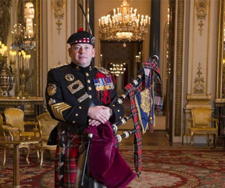 Major David Rodgers kraljičin osebni dudaš iz irske garde je njena "budilka"
