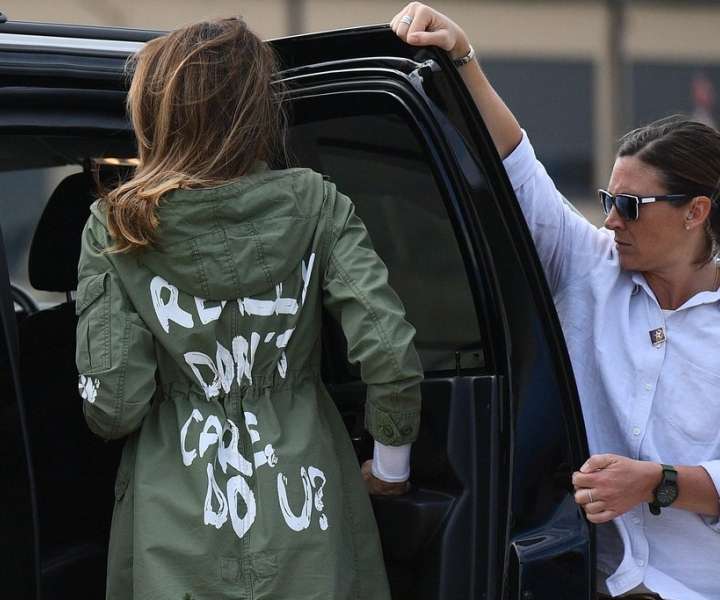 Melania v jakni z napisom "Res me ne briga, pa tebe?"