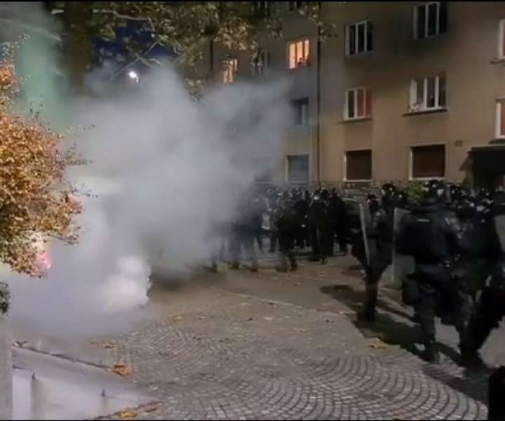 Policija razganja protestnike v Ljubljani