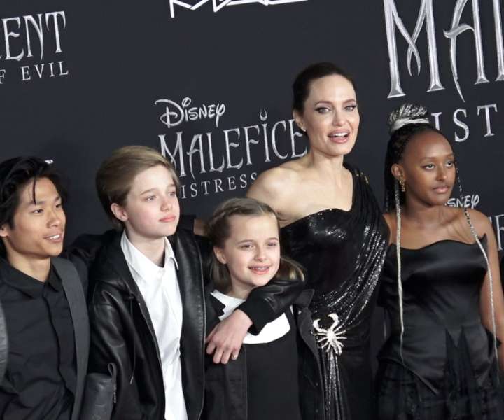 Angelina Jolie s petimi od šestih otrok