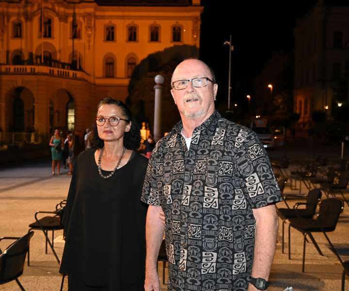 V opernih napevih sta uživala tudi kantavtor Tomaž Domicelj in njegova žena, akademska kiparka in slikarka Irena Brunec – Tèbi.
