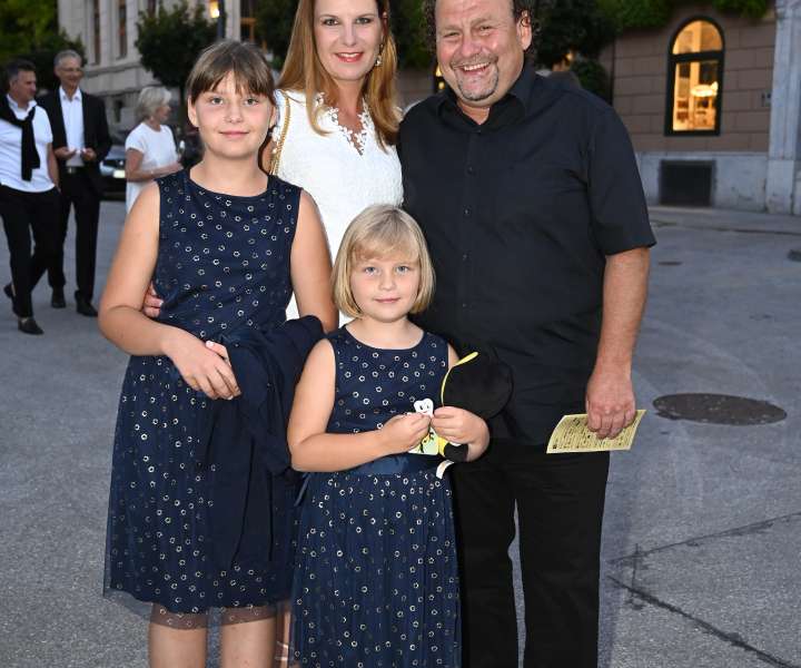 Direktor in umetniški vodja Festivala Ljubljana Darko Brlek je na koncert pripeljal svojo življenjsko sopotnico Janjo Lamberger in njuni hčerki Evo Marijo in Martino Nežo.