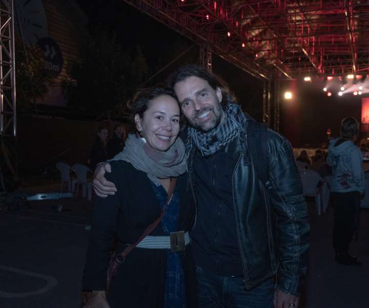 Mladinca je na odru združila direktorica SiTi Teatra BTC Ana Kajzer - v družbi Uroša Škerla iz Hamovega benda Tribute 2 Love.