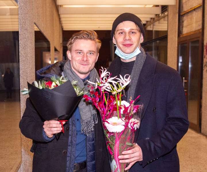 Igralca Timon Šturbej in Jure Rajšp sta oba prišla s šopkom rož. Timon jih je poklonil Klari Kuk, Jure pa Diani Kolenc.