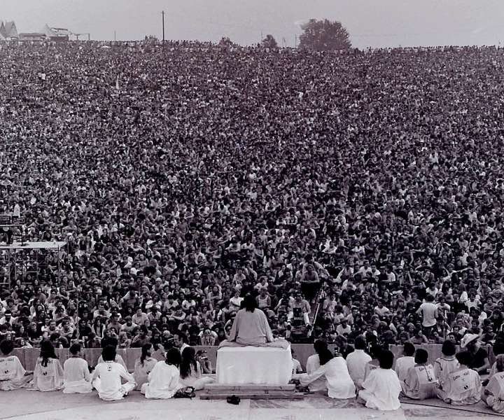Festival 1969 se je začel s skupinsko meditacijo.