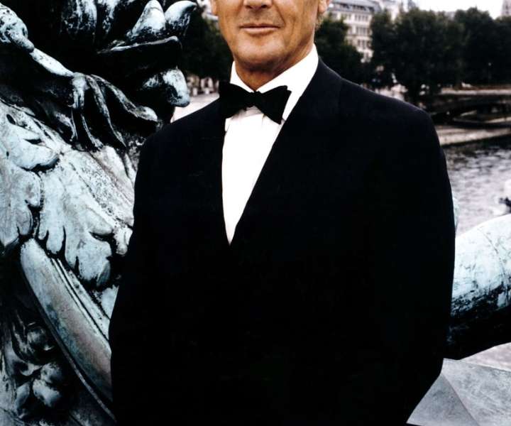 Roger Moore v Parizu kot James Bond Od tarče do smrti (1985).