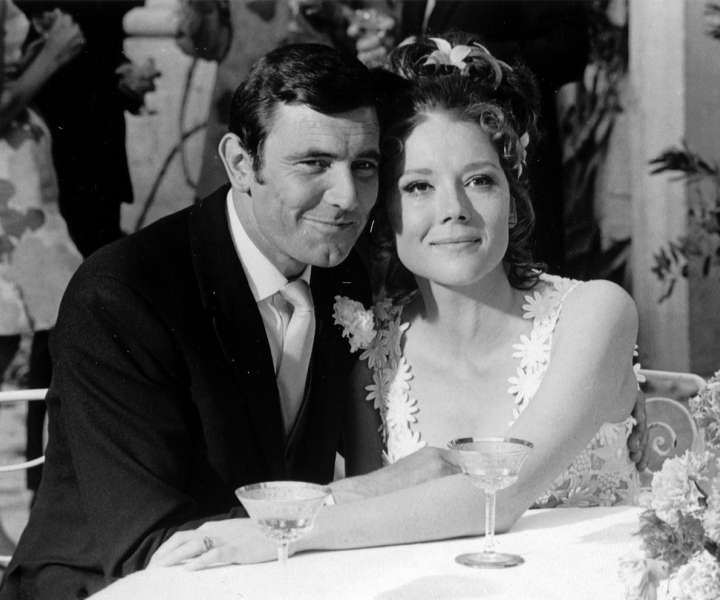V Službi njenega veličanstva je bil Bond tudi poročen, ni trajalo dolgo. Ženo je igrala Diana Rigg.