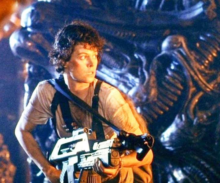 V Aliens (1986) gre Ripleyeva po Newt v gnezdo pošasti in tam naleti na matico.