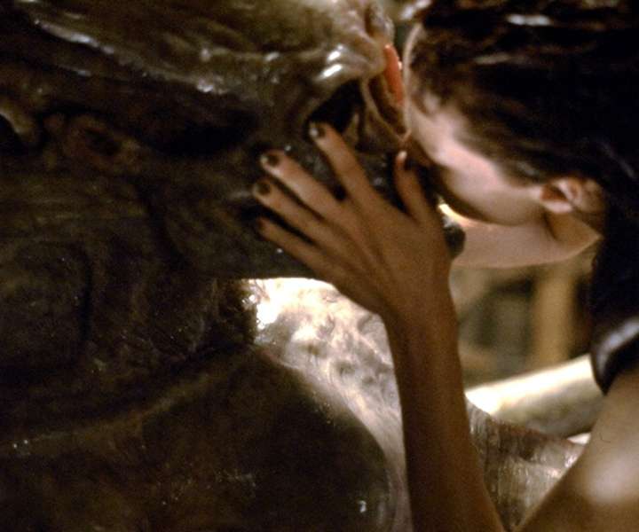 Alien: Resurection (1997) - Ripley ve, da mora uničiti vse, kar samo spominja na aliena, tudi njen genetski hibrid.