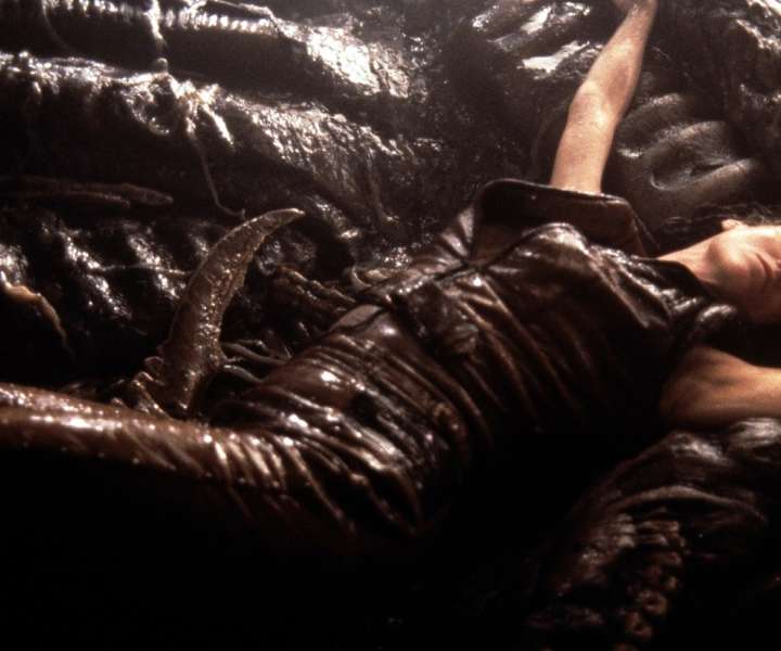 V četrtem delu je Ellen Ripley genetsko obujena in zmešana z alienovo DNK, v njej pa je rastla matica.