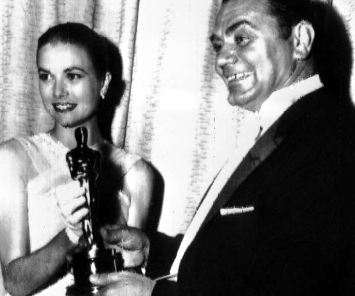 1956 mu je Oskarja izročila Grace Kelly.
