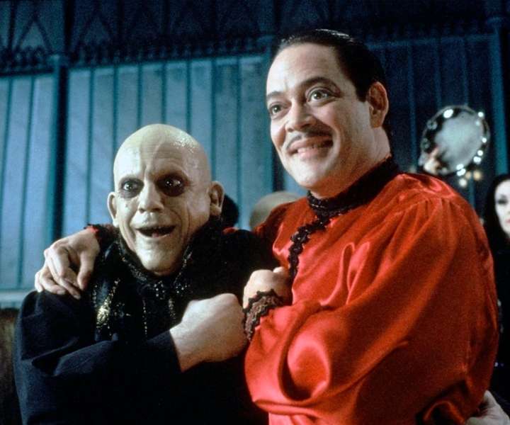 Vrednote družine Addams (1993), Fester (Christoper Lloyd) in Gomez (Raul Julia).