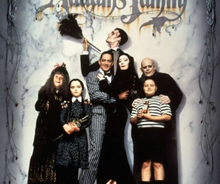 Film o Addamsovih iz 1991 ni nič posebnega, je bil pa finančna uspešnica.