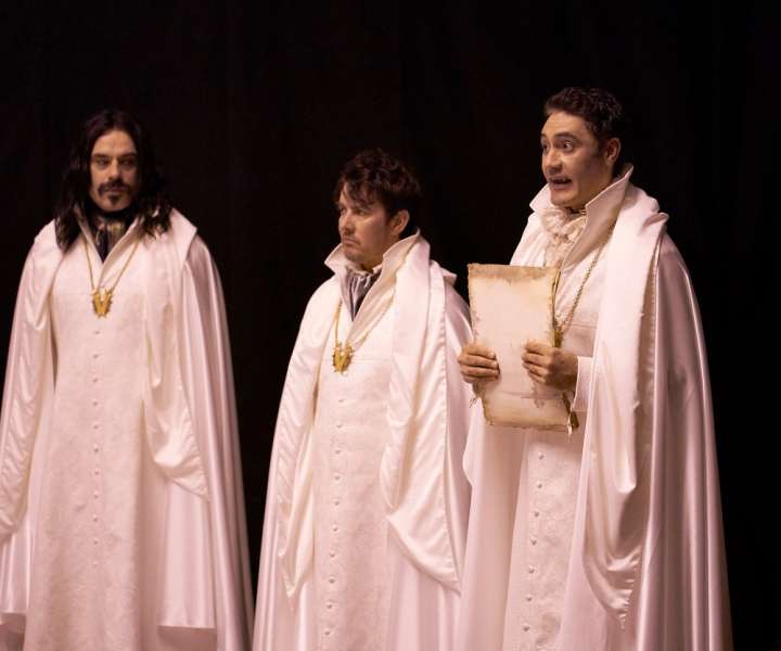 Trojica se pojavi tudi v seriji kot del sodnega sveta vampirjev.