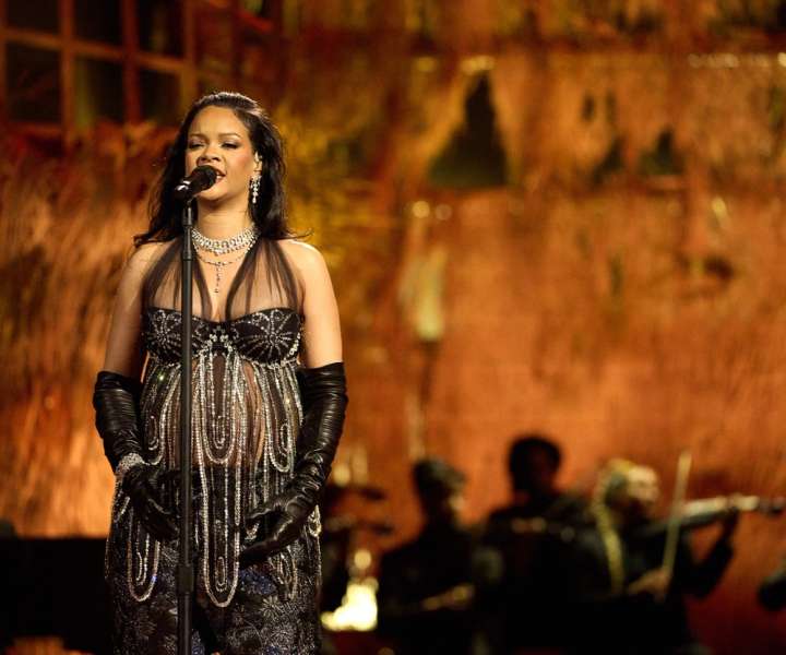 Eno od pesmi je v štiriurnem prenosu zapela tudi Rihanna.