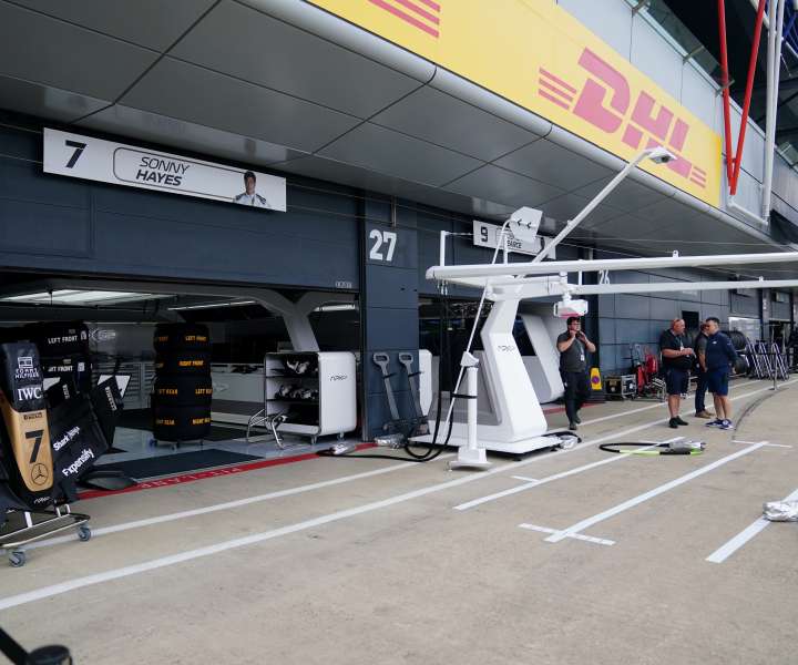 Čeprav je videti kot da so zares na dirki, so garažo naredili le za potrebe snemanja.