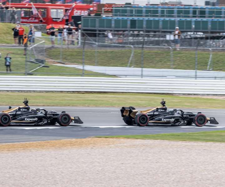 MErcedes je za potrebe filma predelal dva dirkalnika Formule 2, da sta videti kot prava iz Formule 1.