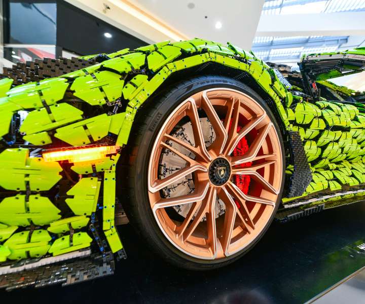 Model najmočnejšega Lamborghinija doslej vključuje delujoče svetlobne elemente in tehta več kot dve toni (foto Robert Krumpak).