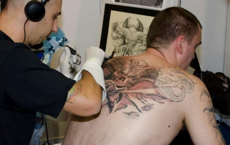 Mojstri tetoviranja kot zobarji: med delom nujna maska in vizir