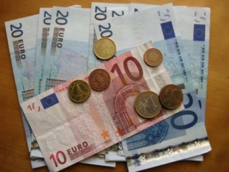 Zvišana inflacija v območju evra, Slovenija nad evropskim povprečem