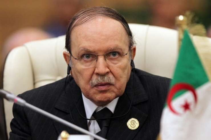 Alžirci besni na predsednika: ostarel in onemogel v vozičku je, a oblasti noče dati iz rok