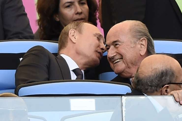 Fifa je Blatterja izgnala iz nogometa, prijatelj Putin pa ga bo gostil na SP v Rusiji
