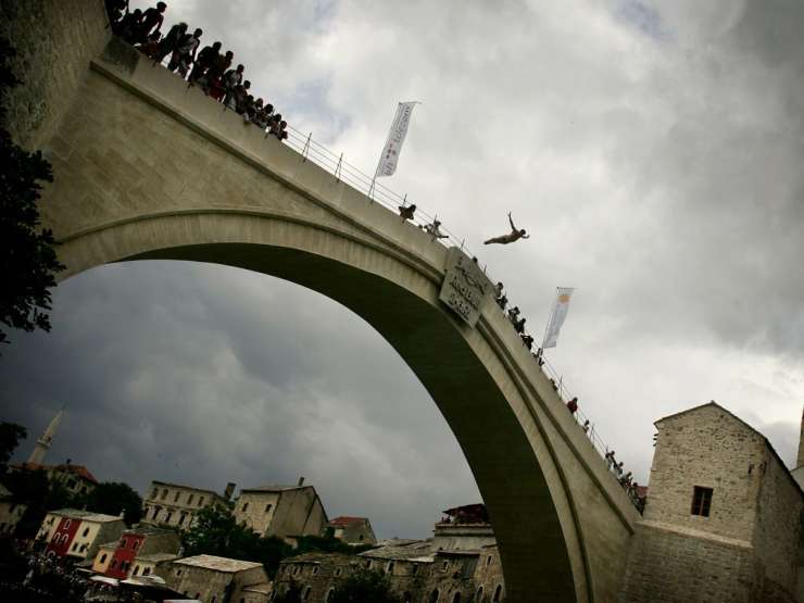 Zaradi koronavirusa skoki z mostu v Mostarju skoraj brez gledalcev