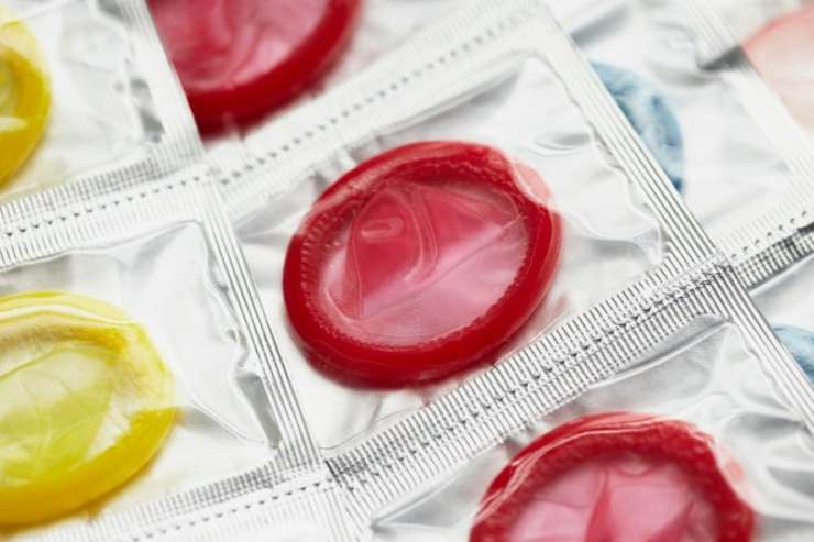 Italijanska država bi lahko mlade in migrante zalagala s kondomi