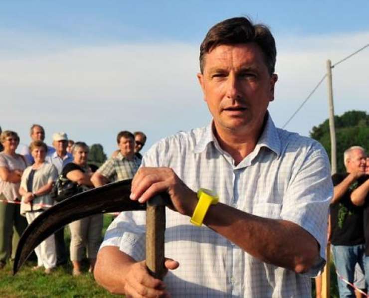 Borut Pahor je na košnji na Primorskem začutil, da ni več dežurni krivec