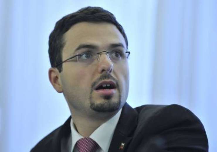 Poslanec NSI Matej Tonin naj bi z glasovanjem za Kučanovo pokojnino preprečil vojno med koalicijo in opozicijo