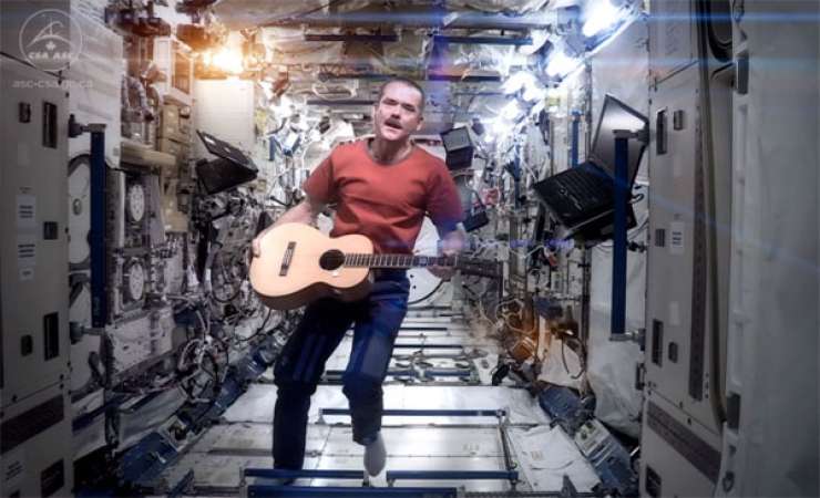Astronavt objavil glasbeni videospot iz vesolja