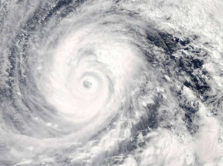 Tajfun Vongfong vse bliže Japonski