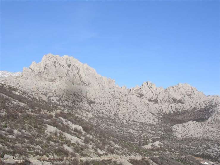 Hrvaški gorski reševalci besni, ker morajo z gora reševati turisti v "kroksih" in "sandalčkih"