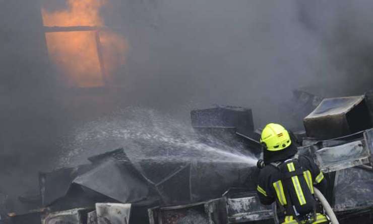 Požar v garaži v Trebnjem uničil 16 vozil, poškodovana tudi stanovanja
